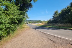 Die Landebahn geht hier über die Landstraße