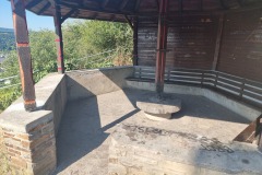 Blick in die Schutzhütte am Flugplatz