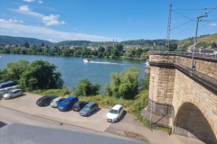 Blick von der Moselbrücke auf die Mosel, auf der anderen Seite Koblenz-Güls