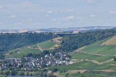Blick von Koblenz auf Winningen, im Hintergrund die Autobahnbrücke und dahinter am Horizont die Eifel