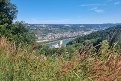 Blick auf Schloss Stolzenfels (Mitte, weiß)