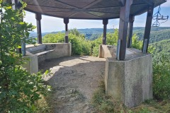 Schutzhütte "Alte Burg" am Abstieg bei Boppard. Der Wanderweg führt genau durch die "Hütte"