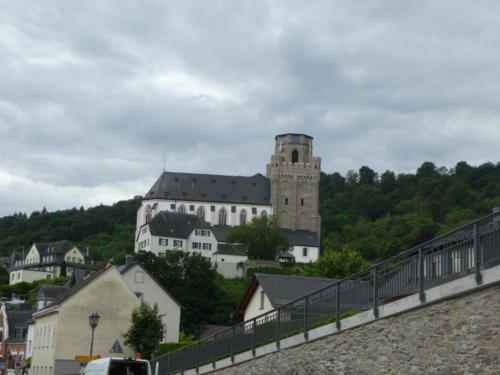 St. Marinkirche in Oberwesel. Im Mittelalter in die Stadtbefestigung eingebunden diente der Turm gleichzeitig der Verteidigung.