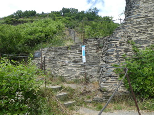 Treppe zum "Spitzen Turm" entlang einer mittelalterlichen Steinmauer.