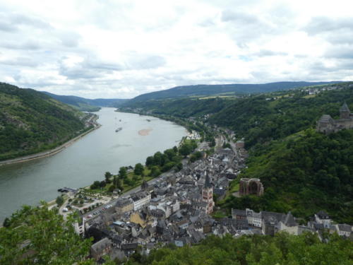 Bacharach von oben: Auffällig die Ruine Wernerkapelle