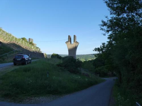 Markant: Die Pfeiler der Brücke über das Adenbachtal