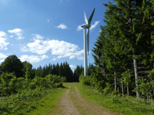 Kleines Windrad auf großem Berg