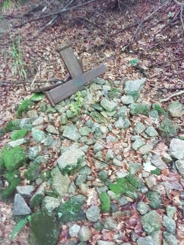 Kaputtes Kreuz mitten im Wald