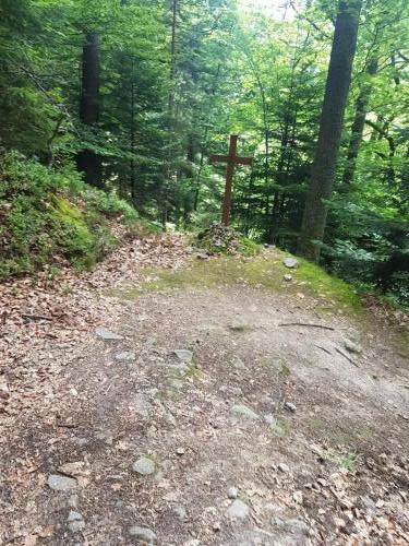 Wanderpfad und schon wieder ein Kreuz