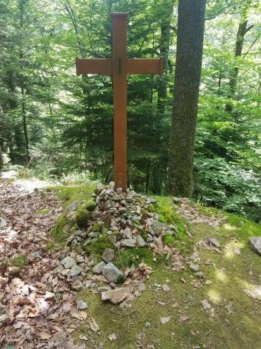 Wie viele Kreuze gibt es hier noch in diesem Wald??