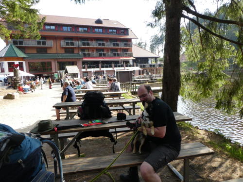 Kurze Pause am sehr touristischen Mummelsee