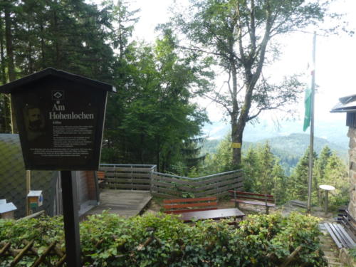 Platz vor der Hohenlochenhütte