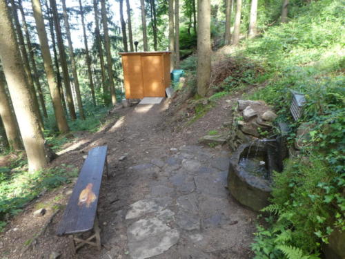 Komposttoilette (hinten) und Brunnen (Rechts) bei der Hohenlochenhütte