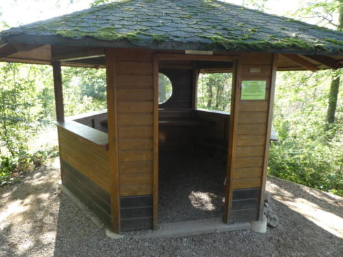 Schutzhütte am Aussichtsturm bei der Kuckholzklippe